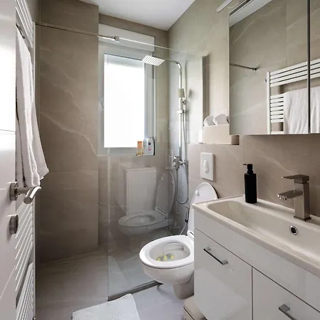 Lilly Deluxe Center & Free Parking *