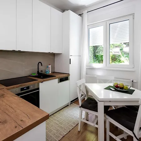 Lilly Deluxe Center & Free Parking 아파트