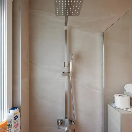 Lilly Deluxe Center & Free Parking 아파트