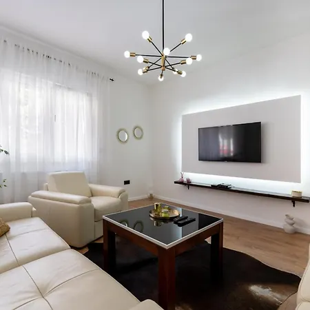 Lilly Deluxe Center & Free Parking